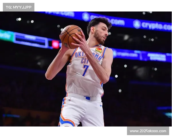 霍姆格伦内线攻防牵制,为雷霆外线创造空间